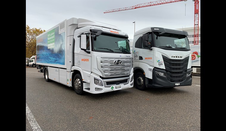 Alternative Antriebe senken den CO2-Ausstoss im Güterverkehr: Wasserstoff- und Biogas-LKW der Migros. (Bild: Migros)