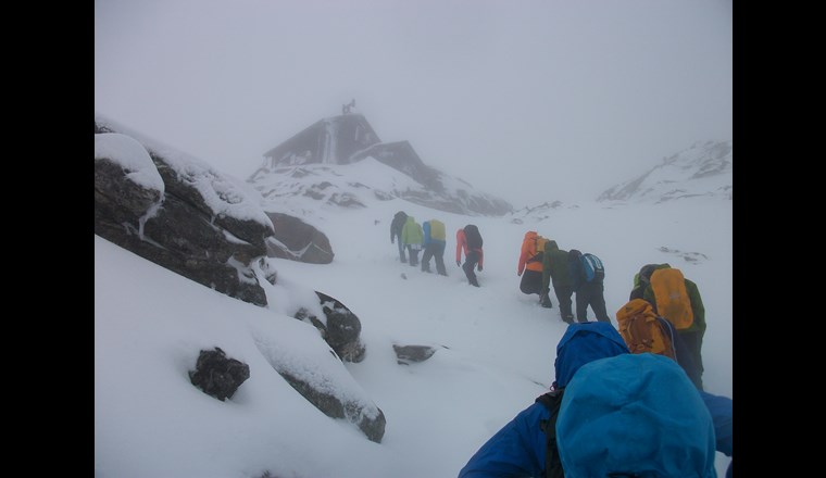 Teamwork: Die Forschenden steigen zur Station im Hohe Tauern Nationalpark auf. Bild: ZAMG/Niedermoser