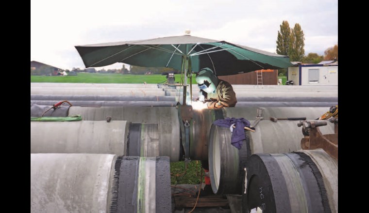 Schweissarbeiten am Rohrstrang für grabenlosen Leitungsbau.