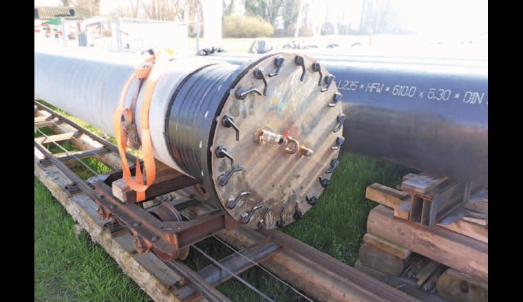 512-m-Rohrstrang auf der Einwasserungsbahn.