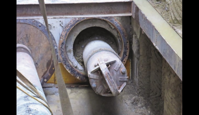 Zugkopf nach dem Austritt aus der Bohrhöhle in der Baugrube.