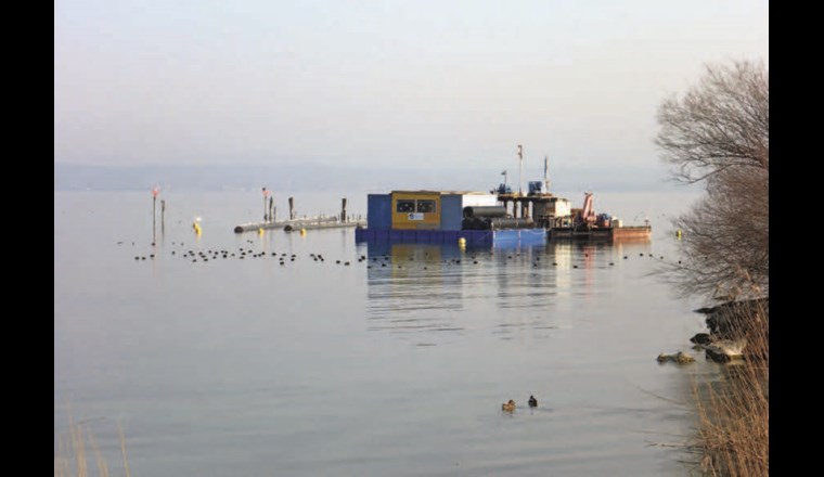 Pontoneinheiten neben dem schwimmenden Rohrlager.