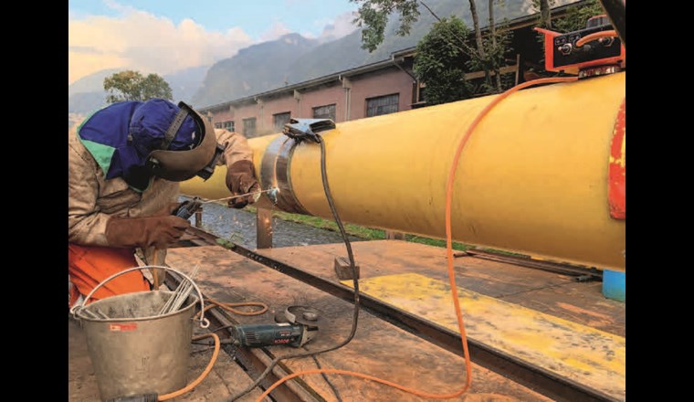 Verschweissen der Rohrstränge auf der Bahnanlage.