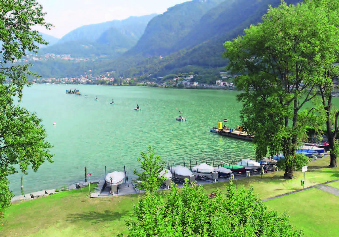 Technische Beschreibung der Verlegung einer 4,9-bar-Unterwasserleitung im Tessin. Im Bild: Mobile Plattform mit Elektrowinden im Abstand von jeweils 50 m, Lago Ceresio.