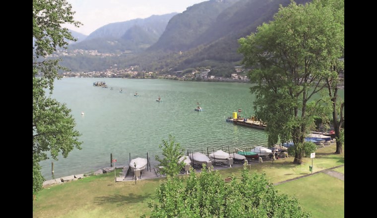 Technische Beschreibung der Verlegung einer 4,9-bar-Unterwasserleitung im Tessin. Im Bild: Mobile Plattform mit Elektrowinden im Abstand von jeweils 50 m, Lago Ceresio.