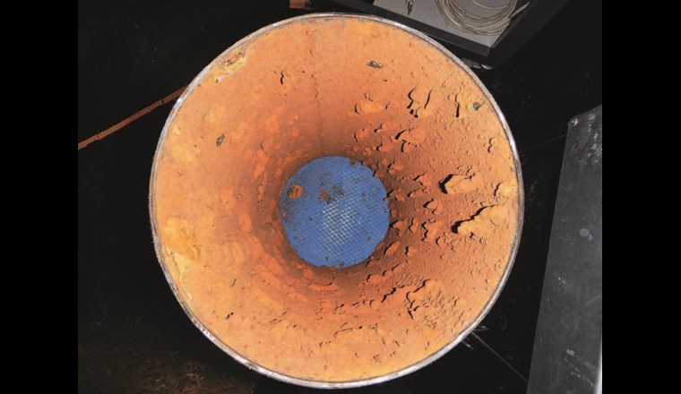 Lochkorrosion auf der Innenseite einer Fernwärmeleitung aus C-Stahl. Eine Innenbeschichtung ist nicht vorhanden.