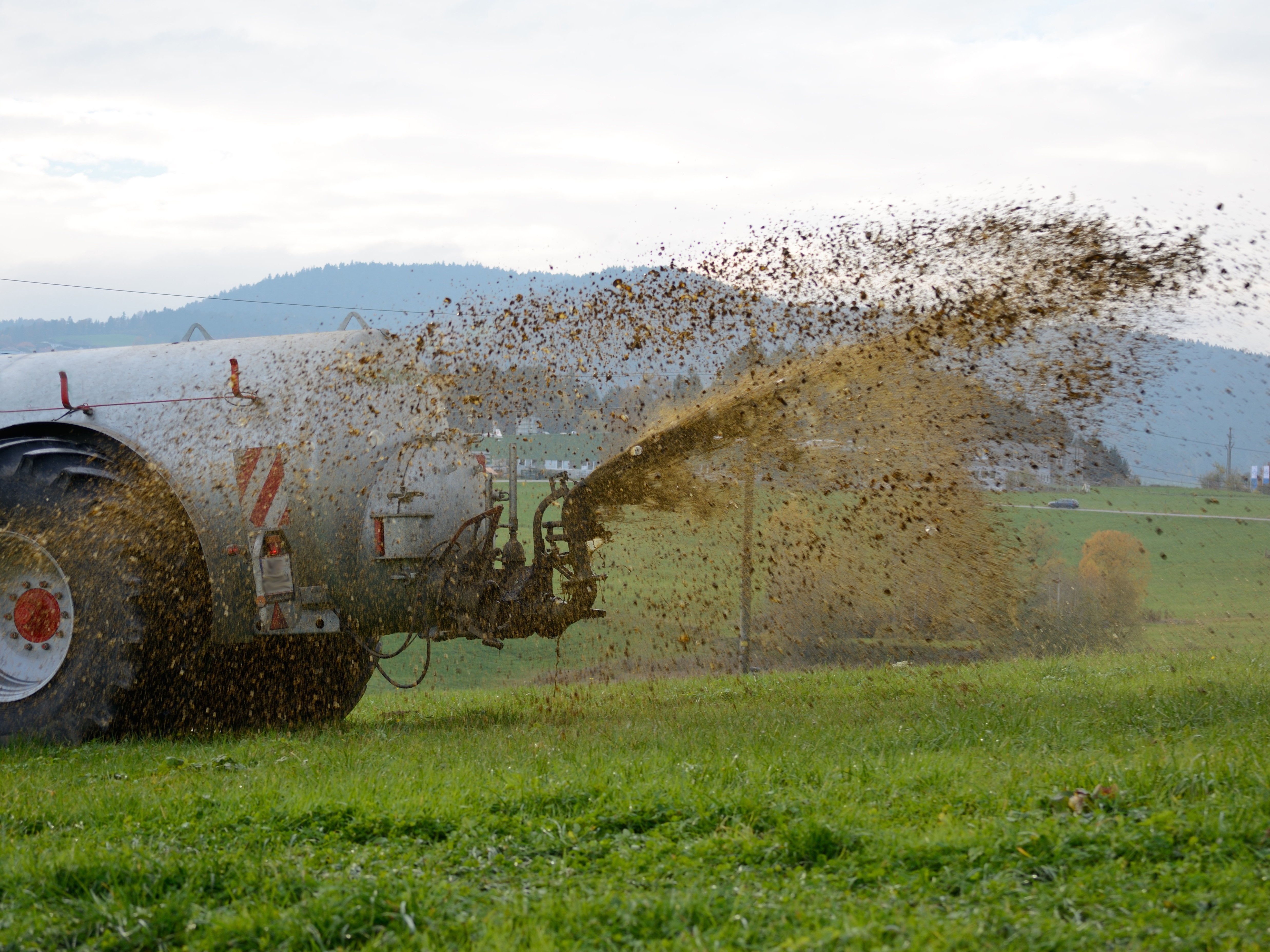 Bisher wurden im Rahmen der Massnahmen in der Landwirtschaft nach Art. 62a GschG im Bereich Grundwasser nur Nitratprojekte finanziert und umgesetzt. Neu sollen auch Projekte zur Reduktion der Pflanzenschutzmittel- und Phosphoreinträge realisiert werden. (Bild: 123rf.com/alfredhofer)