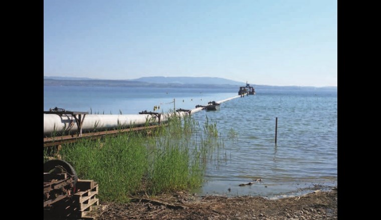 Ausbau des Seewasserwerks Kesswil am Bodensee. Im Bild: Der 512-m-Rohrstrang beim Einwassern.
