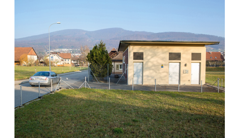 Gefährdung der Trinkwasserfassung durch Strasse und zu nahe Bebauung.