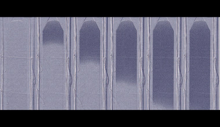 Fig. 6 Querschnitt des Festbettreaktors mit dem «SmartCat»-Sorptionskatalysator. Die fortschreitende Sorptionsfront (dunkel) konnte durch einen zeitaufgelösten Neutronen-
abschwächungskoeffizienten im Reaktor visualisiert werden.
