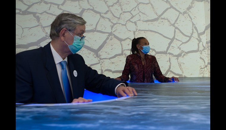 Patricia Danzi, DEZA-Direktorin, und Danilo Türk, Berater des Geneva Water Hub, an der Eröffung der Blue-Peace-Ausstellung. (©EDA)