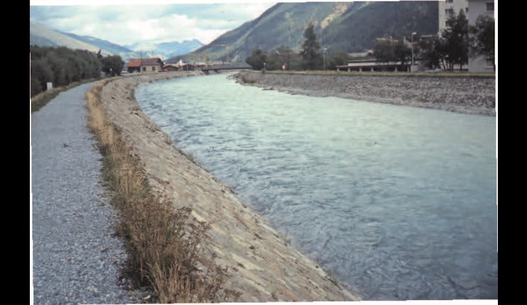 Kanalisierter Inn bei Samedan (1983). (© Gian Bieler)