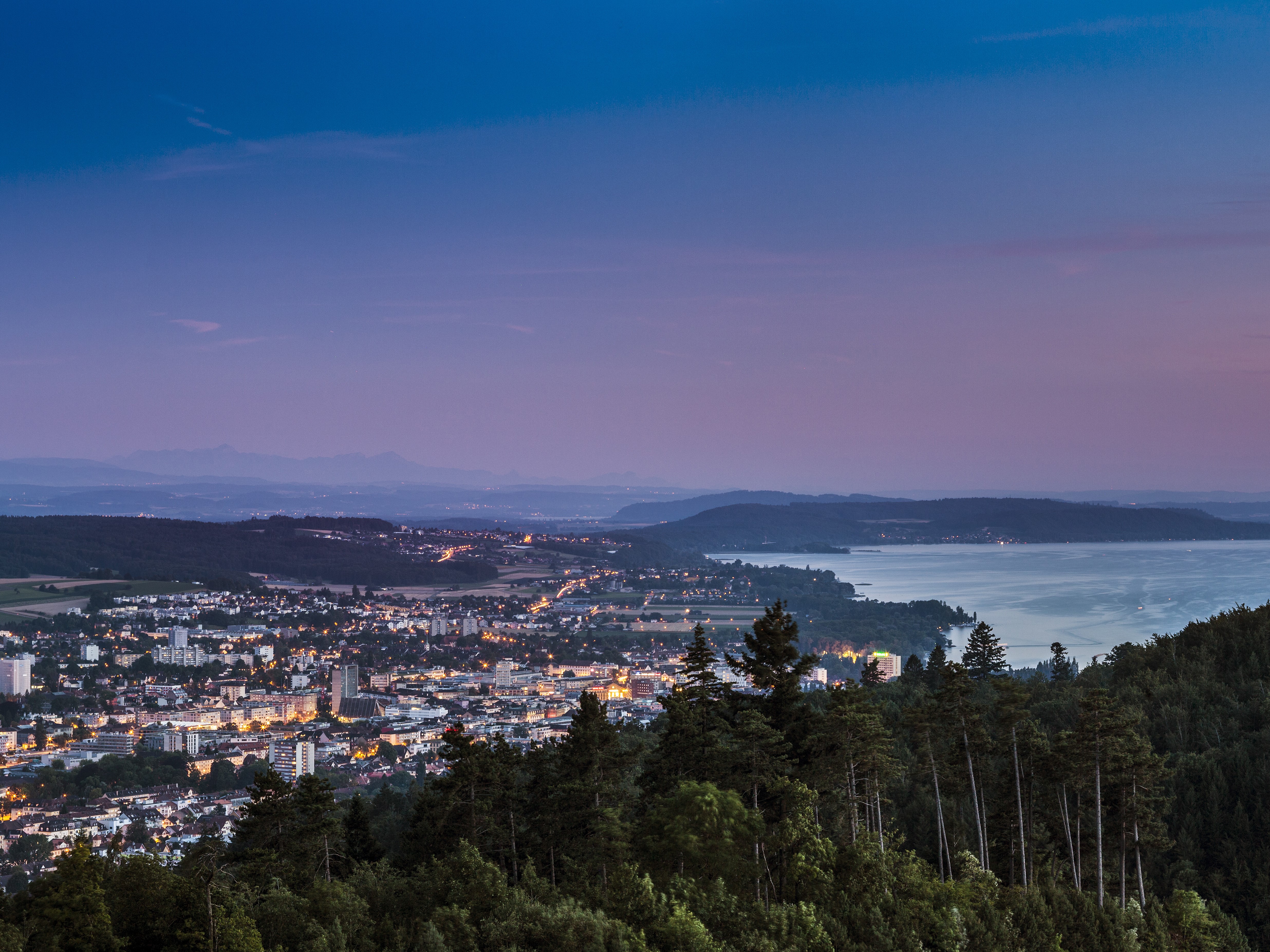 Die Stadt Biel mit Bielersee © Tourismus Biel Seeland