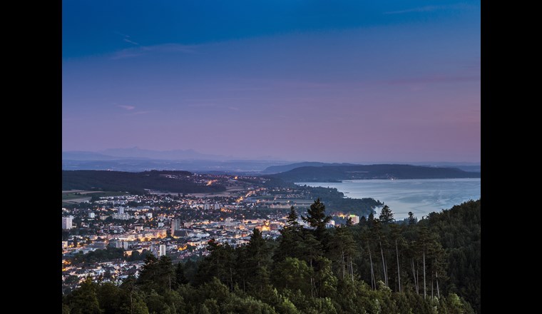Die Stadt Biel mit Bielersee © Tourismus Biel Seeland
