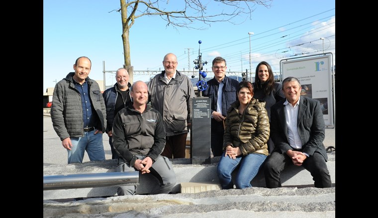 Die Preisvergabe in Rotkreuz mit Vertretern der WGR und des Sponsors des PR-Awards (v.l.): Alfred Meyer, Vertreter Grundeigentümer WGR; Beat 
Betschart, Verkauf Wild Armaturen; Josef Hermann, Brunnenmeister WGR; Urs Holzgang, Präsident WGR; Martin Mönch, Verwalter WGR; Ursi Stocker-Rust, Aktuarin WGR; Fabienne Wild, Leiterin Marketing und Mitglied der Geschäftsleitung bei Wild Armaturen; Michael Felber, Projektrealisator (Foto: SVGW)