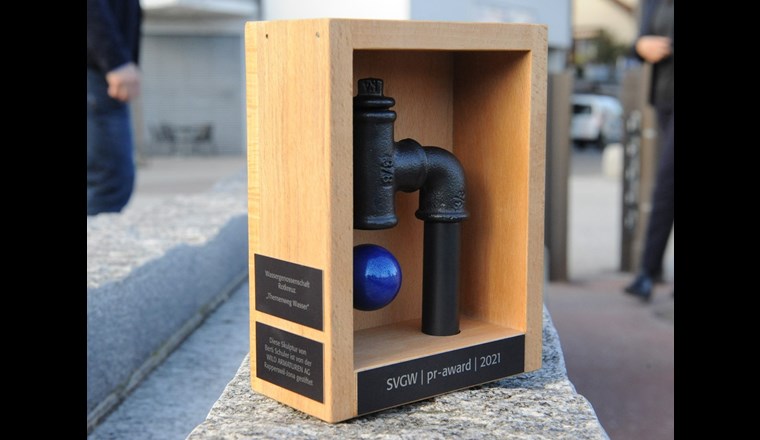 Pokal PR-Award, gestiftet von Wild Armaturen AG. (Foto: SVGW)