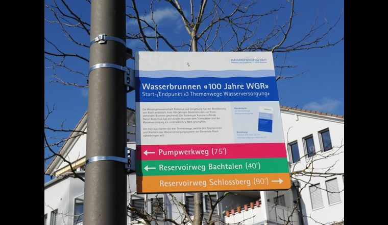 Zum 100-Jahr-Jubiläum hat die Wassergenossenschaft  Rotkreuz (WGR) drei Themenwege rund ums Thema Wasser 
geschaffen. Diese Tafel signalisiert den Startpunkt der  Themenwege in Rotkreuz.