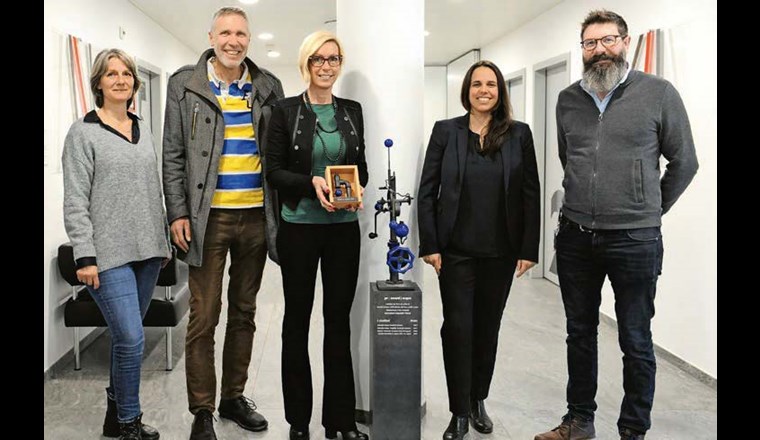 Die zweite PR-Award-Übergabe fand in Lugano statt (v.l.):Michela Bosia Stella, Responsabile sociale d’impresa (CSR) AIL; Raffaele Domeniconi, responsabile SSIGA della Svizzera italiana; Alessia De Martini, caposettore  relazioni pubbliche AIL; Fabienne Wild, Leiterin Marketing und Mitglied der Geschäftsleitung bei Wild Armaturen; Francesco Tanzi, relazioni pubbliche AIL (Foto: SVGW)