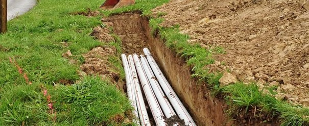 Sowohl Versorger wie auch Landwirte stützen sich bei den Vereinbarungen über Entschädigungen für Schächte und Leitungen auf die gemeinsamen Empfehlungen des VSE, VSA, SBB, SVGW, Swissgrid, Swisscom, sowie des Schweizerischen Bauernverbandes. (© SBV)