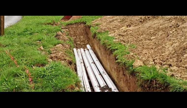 Sowohl Versorger wie auch Landwirte stützen sich bei den Vereinbarungen über Entschädigungen für Schächte und Leitungen auf die gemeinsamen Empfehlungen des VSE, VSA, SBB, SVGW, Swissgrid, Swisscom, sowie des Schweizerischen Bauernverbandes. (© SBV)
