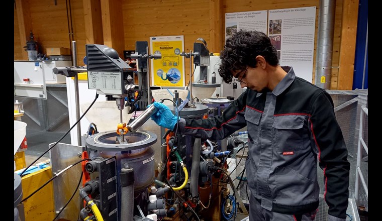 Test de capteurs optiques pour déterminer la quantité de substance solide contenue dans des échantillons d’eaux noires
(Photo: Michael Vogel, Eawag)