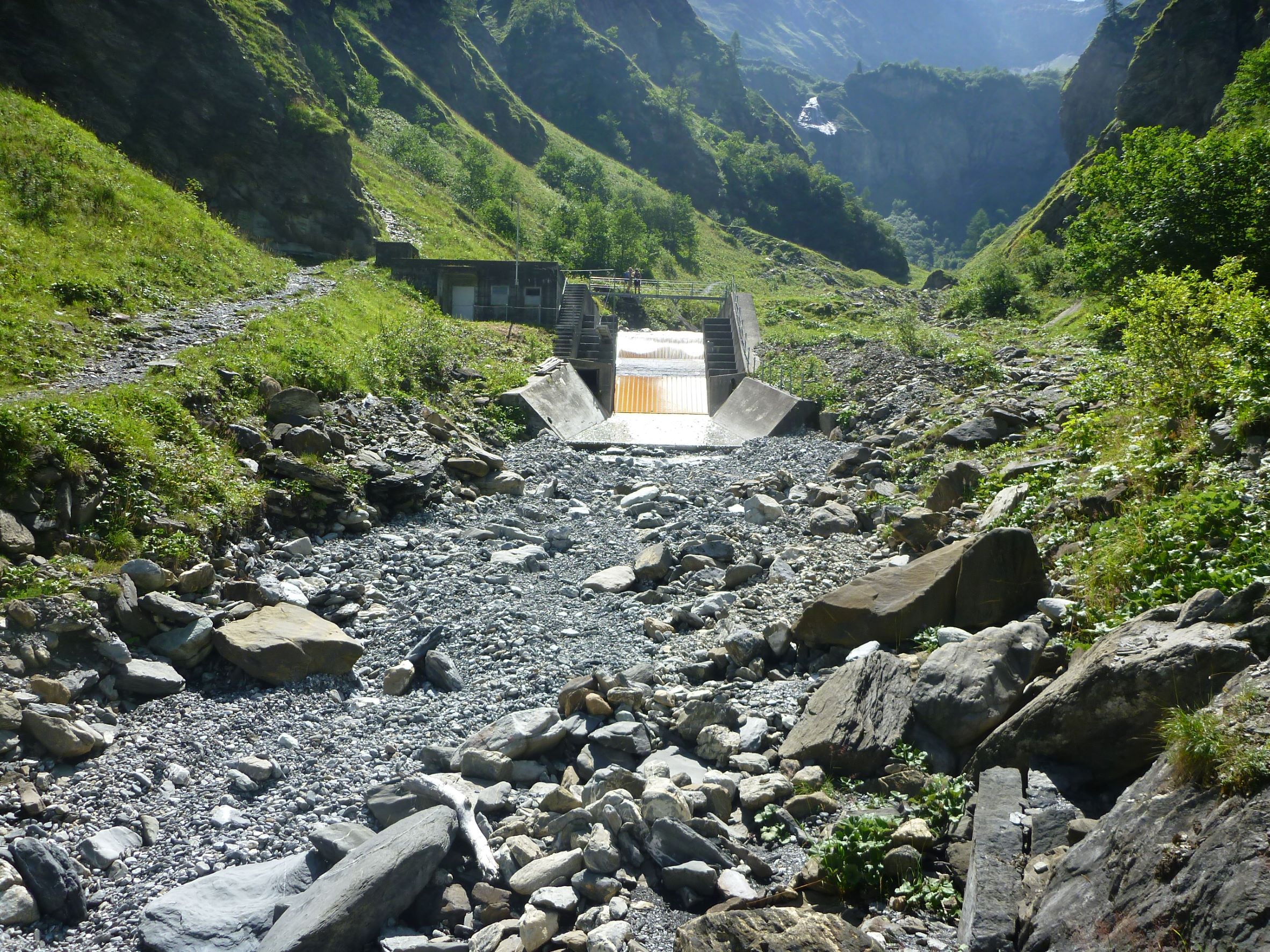Oft fliesst unterhalb der Wasserfassungen kaum mehr Wasser in den Bächen, wie hier in der Seez im Weisstannental. (Foto: Stefan Kunz)