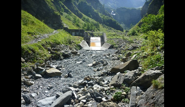Oft fliesst unterhalb der Wasserfassungen kaum mehr Wasser in den Bächen, wie hier in der Seez im Weisstannental. (Foto: Stefan Kunz)