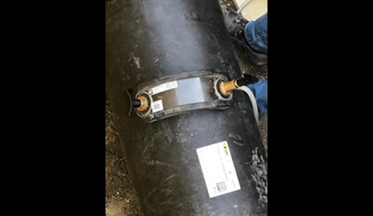 Die Richtlinie F5 bildet auch das Verfahren der Prüfung mit Vakuumbrillen ab – ein sehr effizientes Verfahren für die kontinuierliche Dichtheitsprüfung von Schweissnähten an Stahlrohren, welches bislang in der Schweiz noch wenig zum Einsatz kommt. (Bild: ©Eniwa AG, 5033 Buchs)