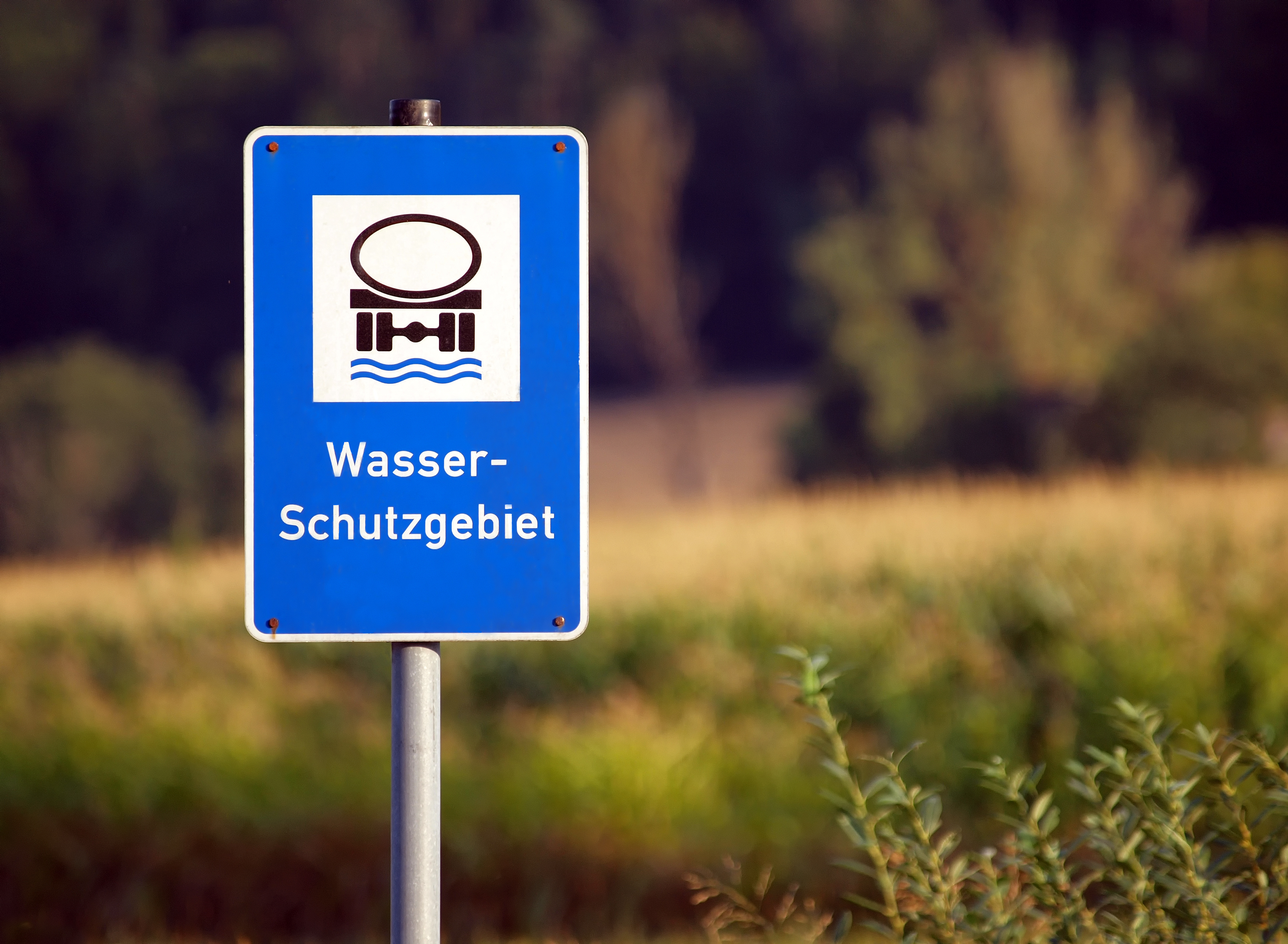 Wasserressourcen sind vor nachteiligen Auswirkungen sowie potenziellen Gefahren und Verunreinigungen zu schützen. (©O. Durst/Adobe Stock)