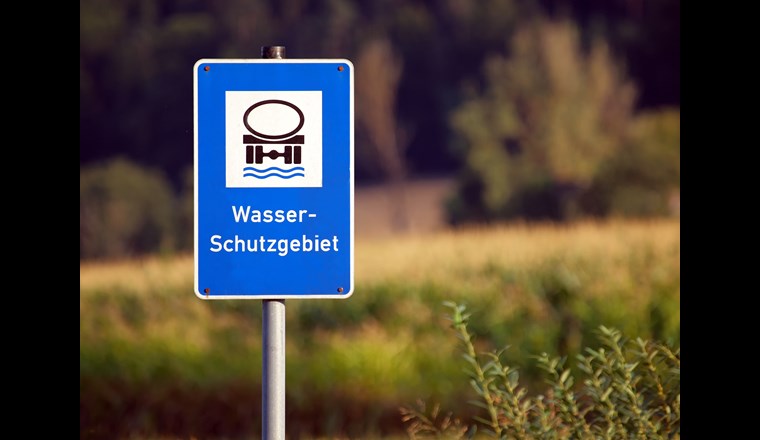Wasserressourcen sind vor nachteiligen Auswirkungen sowie potenziellen Gefahren und Verunreinigungen zu schützen. (©O. Durst/Adobe Stock)