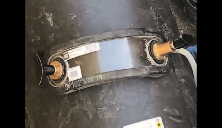 Dichtheitsprüfung mit Vakuumbrille. Die Brille wird auf die Schweissnaht aufgesetzt und ein Vakuum erzeugt. Wirft die Naht Blasen, ist sie undicht.