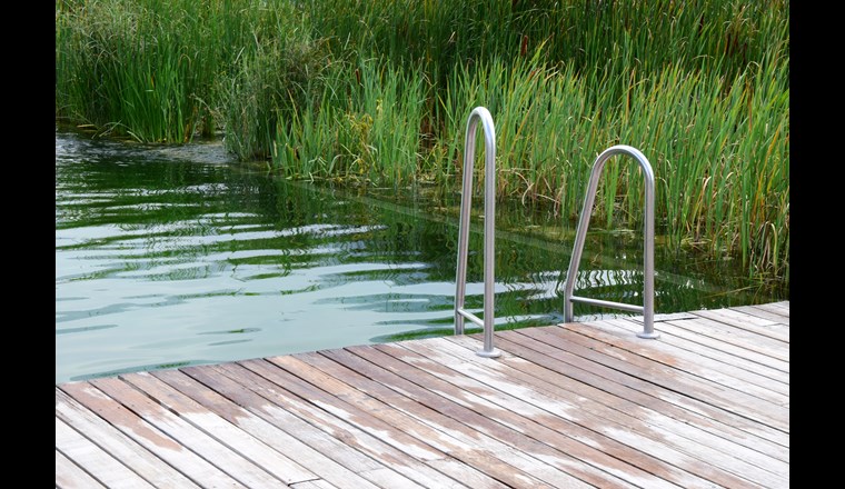 Eine Zürcher Gemeinde bewilligte im Oktober 2021 den Bau eines Naturpools hinter einem Wohnhaus. Dabei setzte sie für den Anschluss des 6,5 Meter langen, 4 Meter breiten und 1,35 Meter tiefen Pools an die Kanalisation eine Gebühr von 1700 Franken fest. (©adobestock)