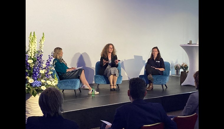 "Heisser Stuhl" mit Nationalrätin Kathrin Bertschy, Anja Herlyn (VSA-Vize-Präsidentin) und Carina Doll (VSA Young Professionals). (c) VSA