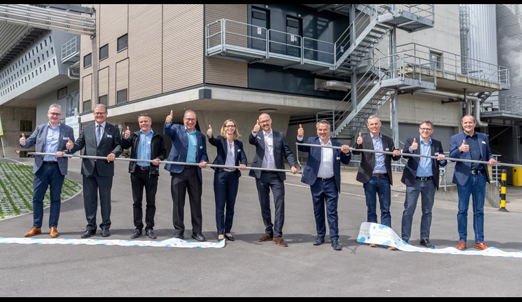 Offizielle Einweihung der Power-to-Gas-Anlage in Dietikon. Im Bild von links: Roger Bachmann, Stadtpräsident Gas und Wasserversorgung Dietikon; Hans-Kaspar Scherrer, CEO Eniwa; Armin Glanzmann, Abteilungsleiter Werke, Versorgung und Anlagen Gas- und Wasserversorgung Schlieren; Markus Blättler, Geschäftsführer SWL Energie AG; Cornelia Mellenberger, CEO Energie Wasser Bern; Thomas Di Lorenzo, Leiter Abwasserwirtschaft Limeco; Thomas Peyer, Senior Consultant Swisspower AG; Ernst Uhler, CEO Energie Zürichsee Linth; Peter Graf, Bereichsleiter Energie, Verkauf und Marketing St. Galler Stadtwerke; Peter Heim, CTO Industrielle Betriebe Interlaken. (© B. Basler/Limeco)
