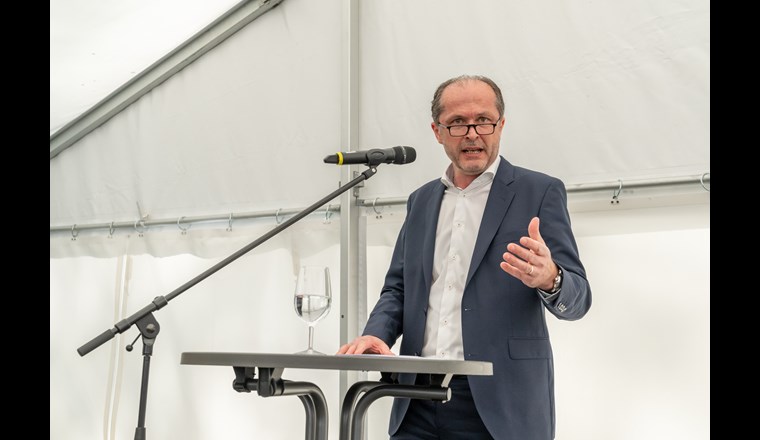 Projekte, die noch nicht gebaut sind, gibt es zahlreiche, umso schöner bei einer Einweihung eines realisierten Leuchtturmprojektes zu sein, meinte BFE-Direktor Benoît Revaz. (© B. Basler/Limeco)