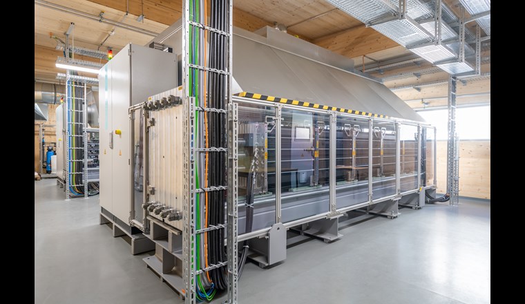 Im obersten Stock der Anlage wird Trinkwasser in einer mehrstufigen Aufbereitung erst vollentsalzt, bevor es in der Elektrolyse in gasförmigen Wasserstoff H₂ und Sauerstoff O₂ gespalten wird. (© B. Basler/Limeco)