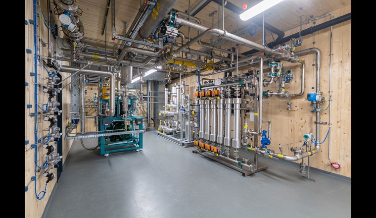 Hier im 2. Stock wird das Klärgas komprimiert, bevor es in den Methanisierungsreaktor gelangt. Auch wird das aus dem Reaktor kommende Methan auf dieser Etage gereinigt. (© B. Basler/Limeco)