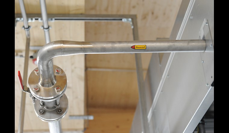 Leitung, die vom Elektrolyseur wegführt.