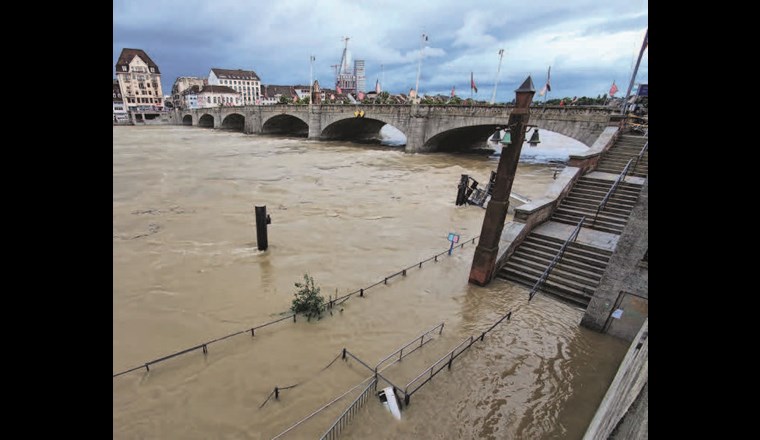 Die Hochwasserperiode im Juli zeigt, wo Massnahmen sich bewähren, und löst zugleich neue Fragen aus. Im Bild: Der Rhein in Basel mit 3700 m3/s Abfluss, nur 6 cm unter der Marke zum Katastrophenalarm. (© C. Sütterlin, CC BY-SA 4.0)