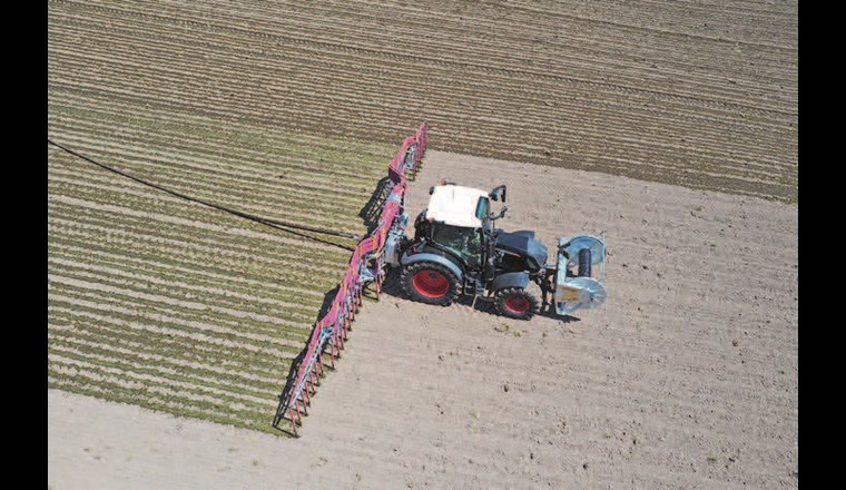 Das Ausbringen von Gülle mit Schleppschläuchen reduziert Stickstoffverluste. In Bezug auf die Belastung des Wassers genügt das aber noch nicht. (© Kohli AG, Gisikon)