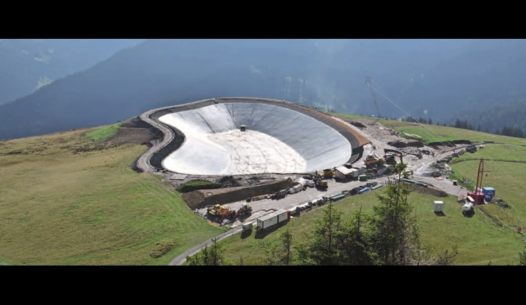 Künstliche Speicherseen, wie hier am «Leiterli» in der Lenk, zeigen wie regional auch in der Schweiz um Wasser gerungen wird. (© F. Leuzinger)