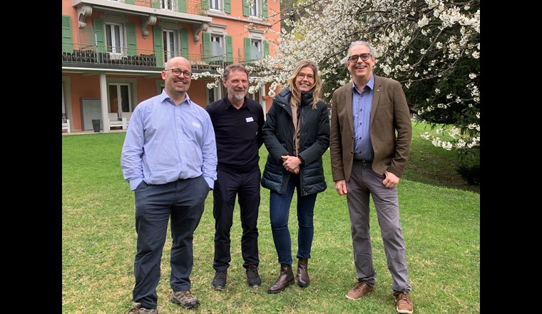 Nathalie Andenmatten, présidente de l’association Géothermie-Suisse, en compagnie du vice-président Karl-Heinz Schädle (au centre) et des 
co-directeurs Jerôme Faessler (à gauche) et Cédric Höllmüller (à droite). (Photo: Géothermie-Suisse)