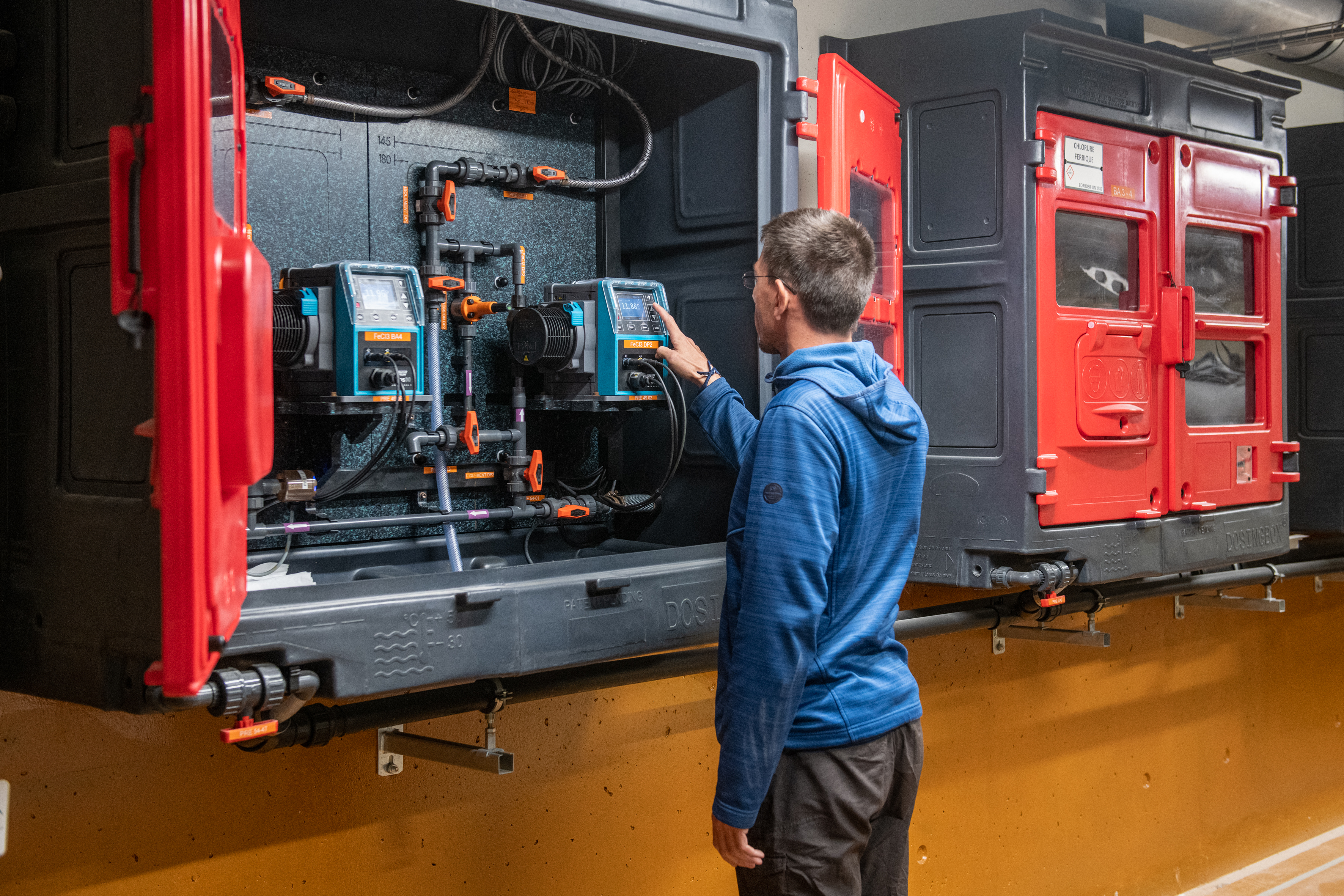 Dosierstation für Fällmittel Eisen-III-Chorid: Die Qdos Pumpen saugen das Medium selbständig an, es besteht keine Gefahr verstopfter Ventile oder Dichtungen.