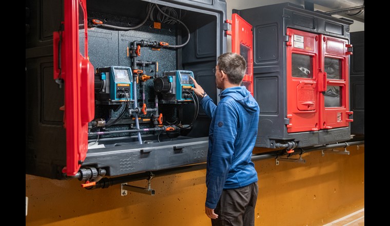 Dosierstation für Fällmittel Eisen-III-Chorid: Die Qdos Pumpen saugen das Medium selbständig an, es besteht keine Gefahr verstopfter Ventile oder Dichtungen.