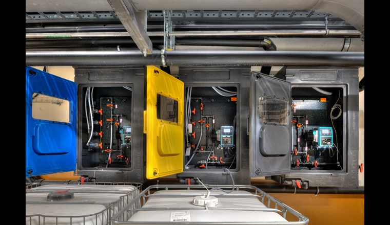 Auch bei der Dosierung von Natriumhypochlorit, Polymeren und Entschäumer kommen die selbstansaugenden Qdos Pumpen zum Einsatz.