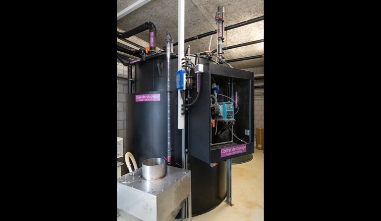 Chemikalienraum des Membran-Stripping-Verfahrens. Für einen effizienten Prozess ist eine genaue und pulsationsarme Dosierung entscheidend.