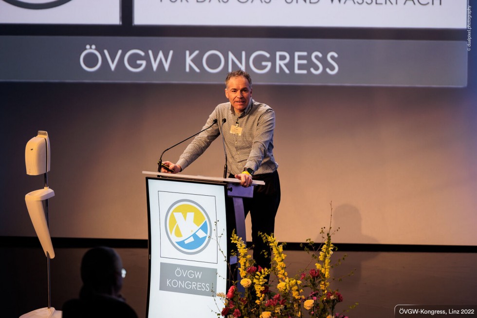 Rolf Meier, Vizedirektor, Bereichsleiter Wasser SVGW.  Am ÖVGW-Kongress in Linz vom 27.–28.4.2022 standen für den Bereich Wasser des ÖVGW die Umsetzung der EU-Trinkwasserrichtlinie sowie das Krisen- und Katastrophenmanagement im Fokus. (©ÖVGW)