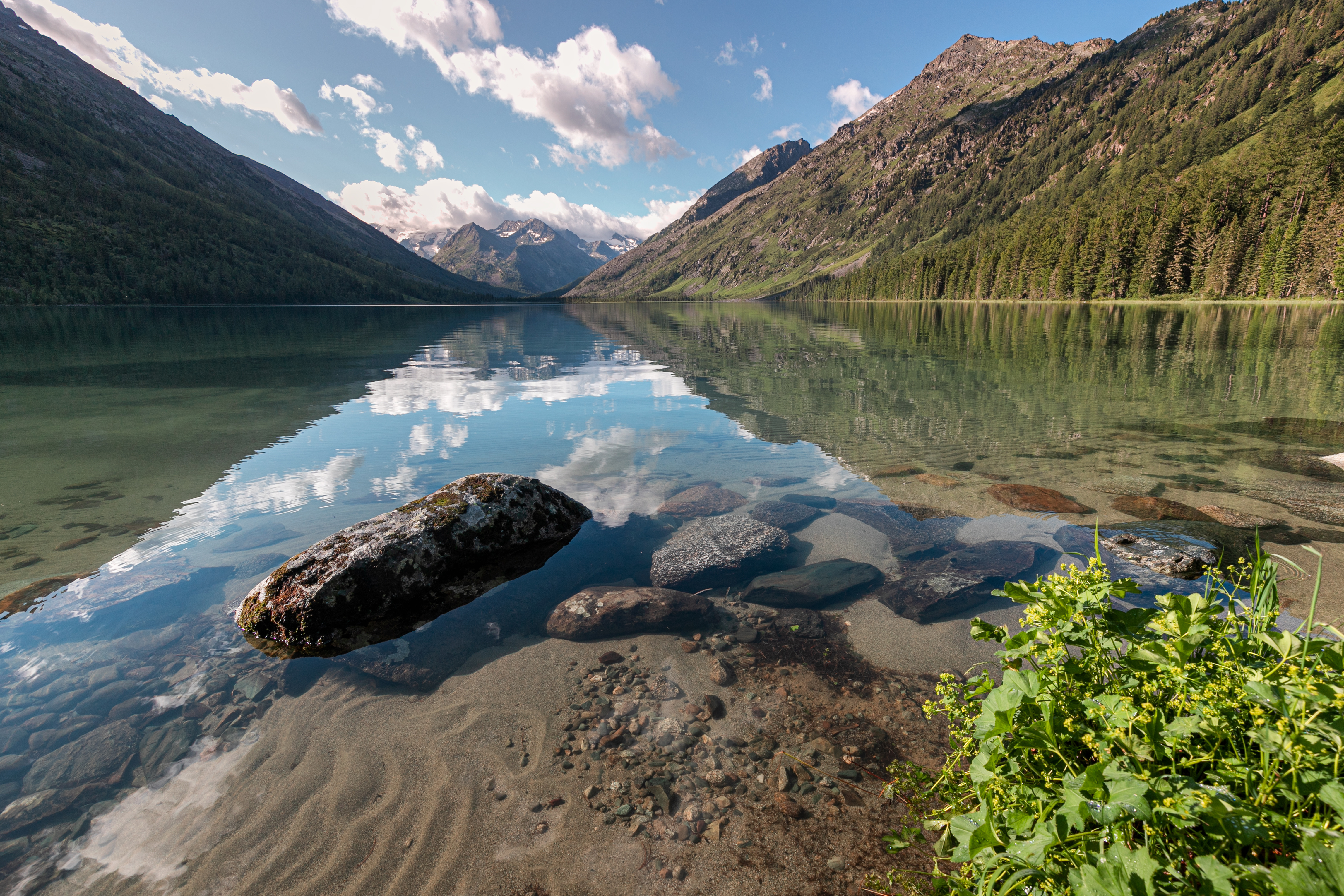 Der Bund empfiehlt den Kantonen, die Wasserressourcen regional zu bewirtschaften. Die Kantone müssen feststellen, wieviel Wasser während einer Sommertrockenphase in einer Region in Flüssen, Seen und dem Grundwasser für die Nutzung noch zur Verfügung steht und wieviel Wasser Haushalte, Industrie und Landwirtschaft gleichzeitig brauchen. (©EdNurg /adobestock)