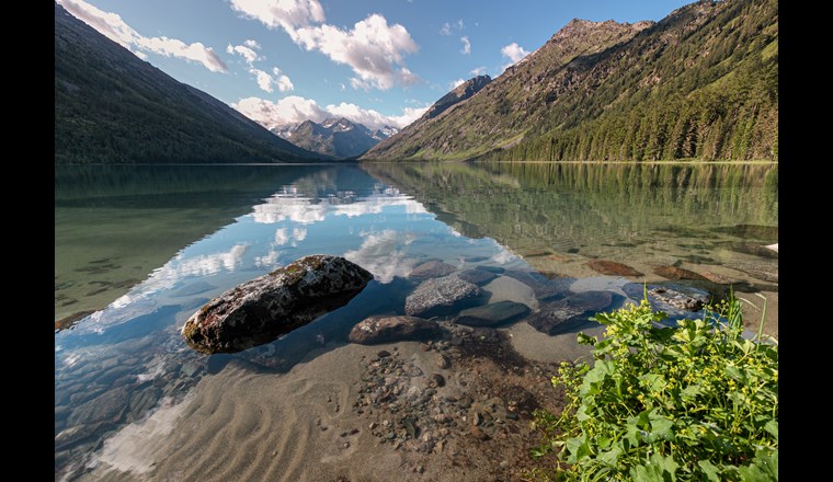 Der Bund empfiehlt den Kantonen, die Wasserressourcen regional zu bewirtschaften. Die Kantone müssen feststellen, wieviel Wasser während einer Sommertrockenphase in einer Region in Flüssen, Seen und dem Grundwasser für die Nutzung noch zur Verfügung steht und wieviel Wasser Haushalte, Industrie und Landwirtschaft gleichzeitig brauchen. (©EdNurg /adobestock)