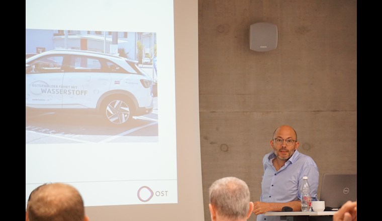 Boris Meier, Leiter Fachbereich Power-to-X, IET, OST, erklärte Produktion, Speicherung und Verwendung von Wasserstoff system-technisch.